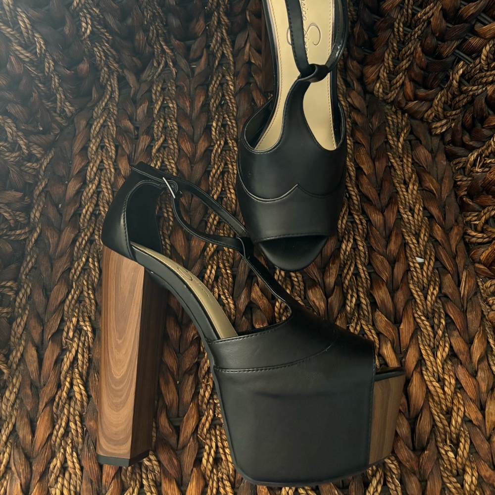 NWOT!!!Jessica Simpson Dany T-Strap Platform Sandal in black.